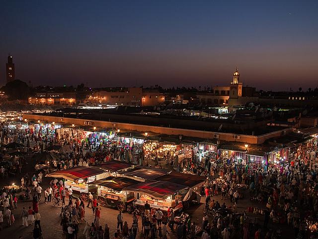 Der zentrale Marktplatz von Marrakesch, Djemaa el Fna, ist ein Mittelpunkt des kulturellen Lebens der nordafrikanischen Großstadt. Zum Klimagipfel (COP22) Anfang November wird die Metropole von zahlreichen Regierungsvertretern, Klimaaktivisten und Journa