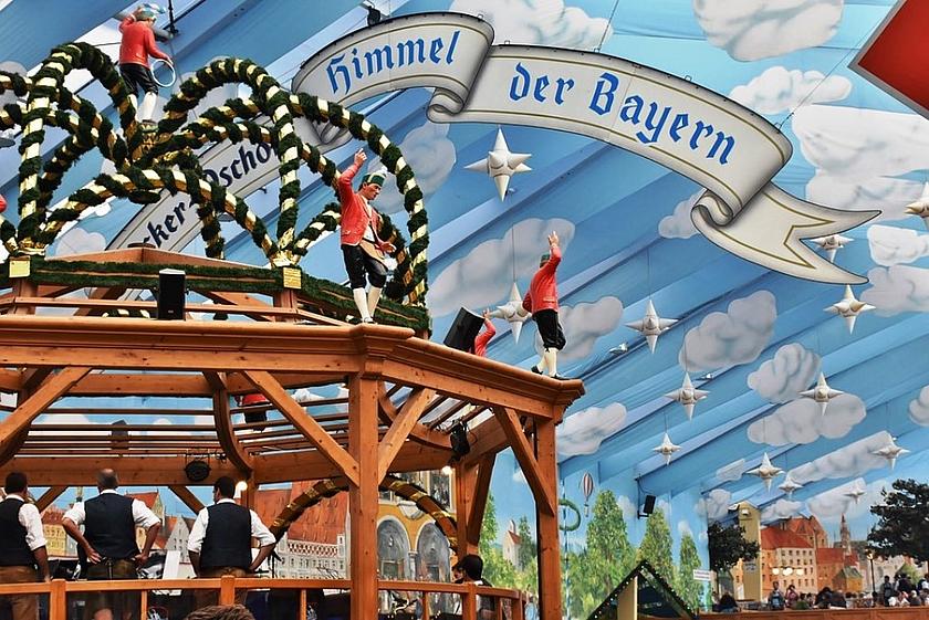 Im Bierzelt auf dem Oktoberfest in München – an der Decke die Aufschrift „Der Himmel über Bayern“