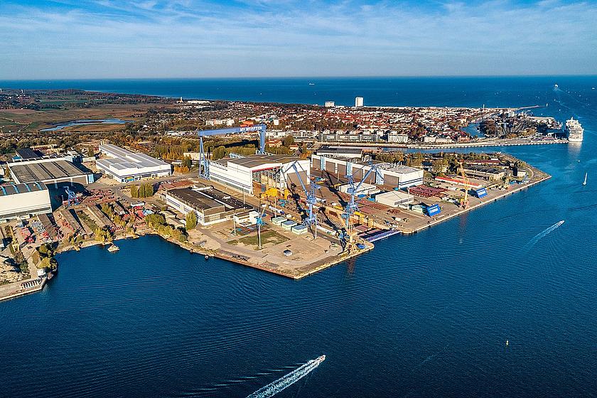 Luftbild der MV-Werfen in Rostock. Direkt am Wasser gebaut, beherbergt das Gelände riesige Montagehallen.
