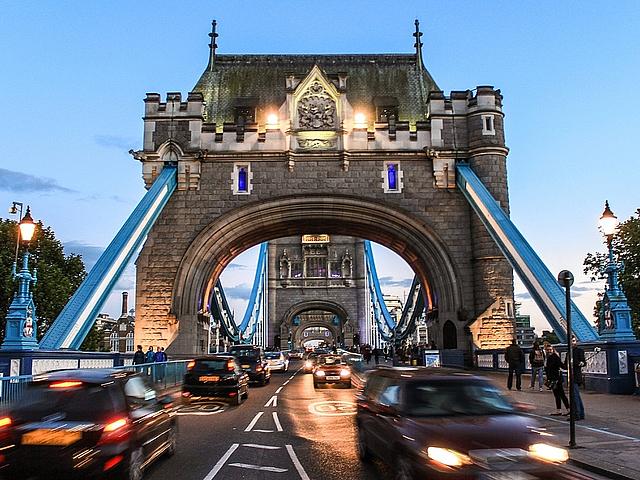 Über die Tower Bridge in London werden zukünftig immer mehr Elektroautos rollen – so der Plan der britischen Regierung. (Foto: <a href="https://pixabay.com/de/tower-bridge-london-abend-980962/" target="_blank">RichardLey / pixabay.com</a>, CC0 Public 