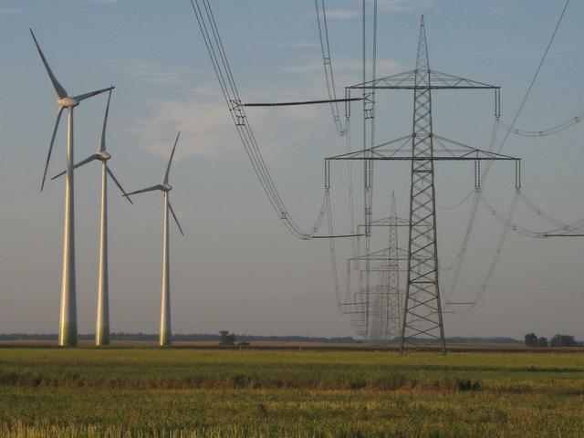 Drei Windräder neben Strom-Freileitung