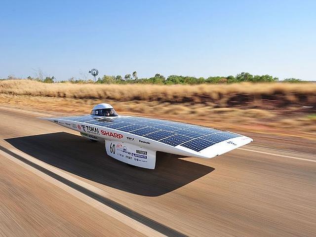 Solarmobil mit an der Spitze: Der Gewinner des Global Green Challenge 2009, Tokai Challenger, Japan Tokai University Solar Car Team. (Foto: Wikimedia Commons / By Hideki Kimura, Kouhei Sagawa,  Own work, CC BY 3.0 https://commons.wikimedia.org/w/index.php