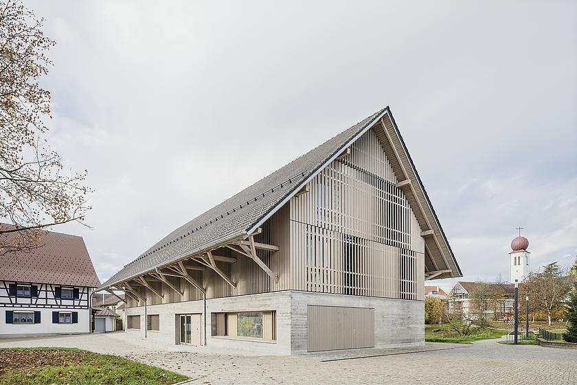 Steimle Architekten aus Stuttgart haben für die Gemeinde Kressbronn am Bodensee ein ehemaliges Stallgebäude zu einer zentralen Bibliothek für die Bewohner des Ortes umgebaut 