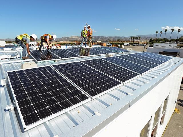 Solar in den USA: Beim Solardecathlon-Wettbewerb soll die Solarenergie publik gemacht werden: Studenten aus aller Welt planen und bauen dabei ein energieautarkes Solarhaus auf einem Campus. (Foto: <a href="https://www.flickr.com/photos/solar_decathlon/21869555006" target="_blank"> Thomas Kelsey/U.S. Department of Energy Solar Decathlon </a>, <a href="https://creativecommons.org/licenses/by-nd/2.0/" target="_blank"> CC BY-ND 2.0 </a>)