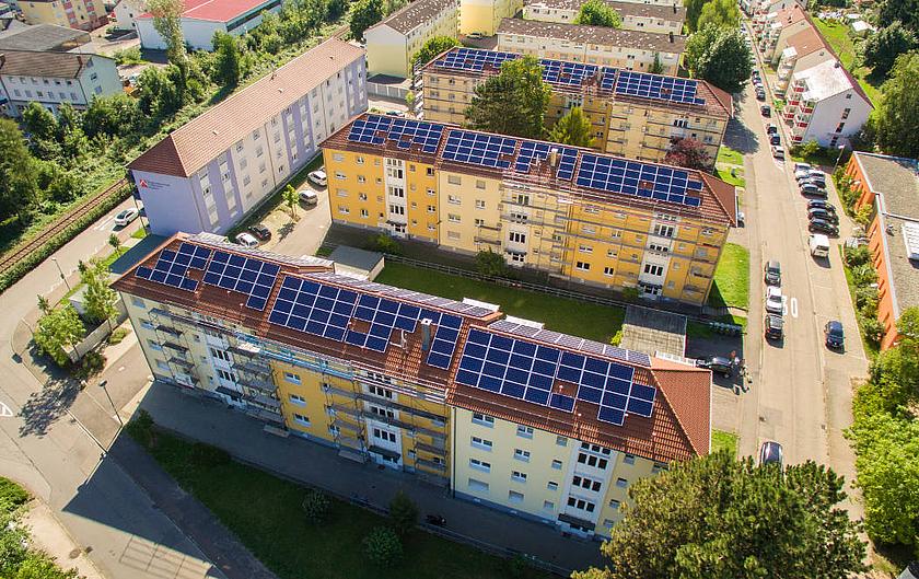 Die Mieter in den Eberbacher Häusern der Baugenossenschaft Familienheim Mosbach eG können künftig Solarstrom vom Dach beziehen. (Bild: © WIRCON GmbH)