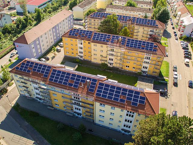 Die Mieter in den Eberbacher Häusern der Baugenossenschaft Familienheim Mosbach eG können künftig Solarstrom vom Dach beziehen. (Bild: © WIRCON GmbH)