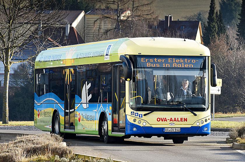 Ohne Zwischenladen auf 230 Kilometer Reichweite kommt ein E-Bus S-Silio 12 der OVA-Omnibusverkehr Aalen (Baden-Württemberg), zumindest dann, wenn nicht elektrisch geheizt werden muss.