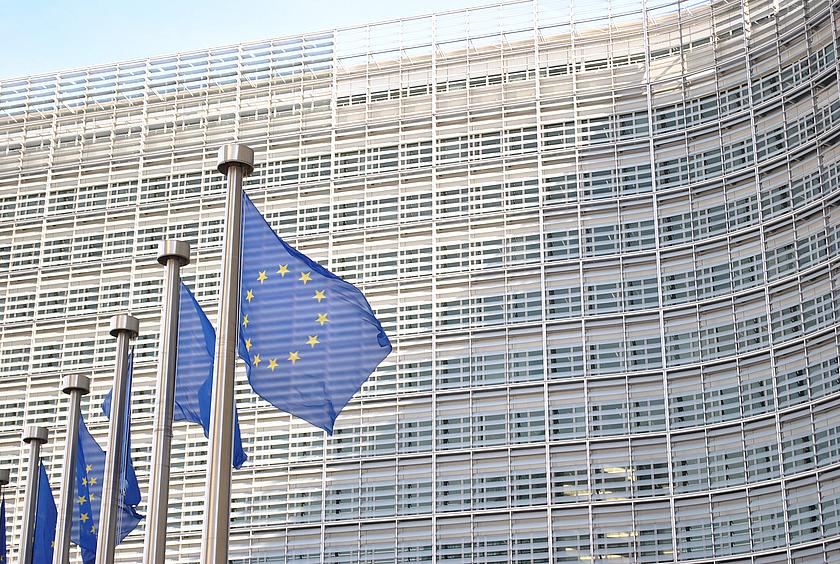 Bild des Gebäudes der Europäischen Kommission mit EU-Flaggen davor.