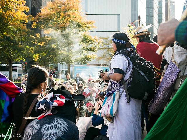 Eine Demonstration im November in New York zum Zeichen der Solidarität mit dem Stamm der Standing Rock Sioux. (Foto: <a href="https://www.flickr.com/photos/134055122@N07/30733838752/" target="_blank">Karla Ann Cote / flickr.com</a>, <a href="https://crea