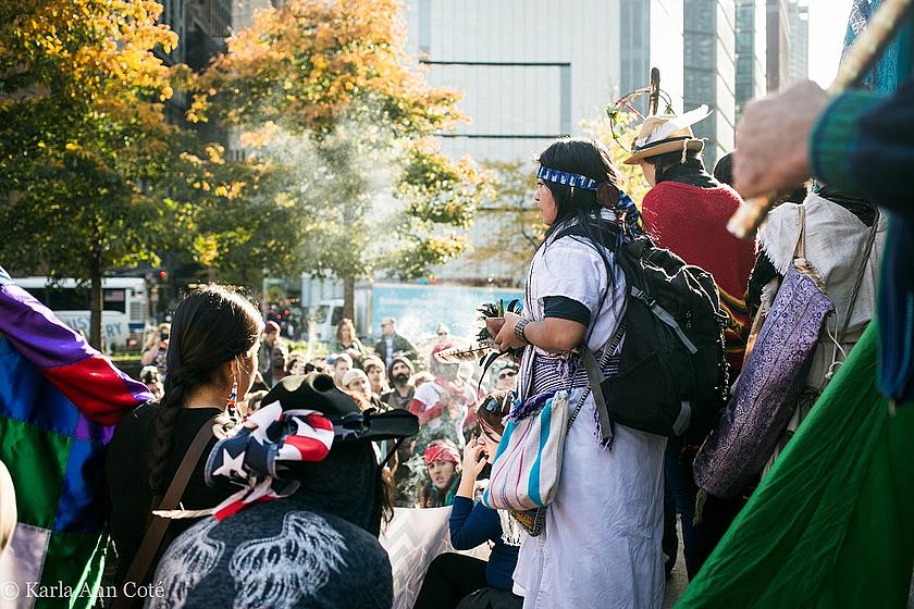 Eine Demonstration im November in New York zum Zeichen der Solidarität mit dem Stamm der Standing Rock Sioux. (Foto: <a href="https://www.flickr.com/photos/134055122@N07/30733838752/" target="_blank">Karla Ann Cote / flickr.com</a>, <a href="https://crea