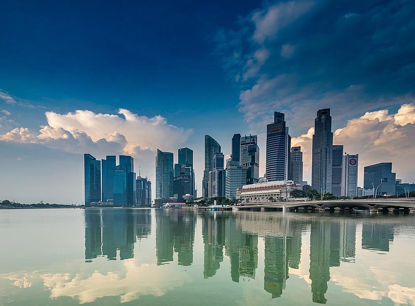Zur Erreichung der Klimaschutzziele von Paris will der Stadtstaat Singapur als erstes südostasiatisches Land ab 2019 eine Steuer auf Kohlenstoffdioxid verhängen. (Foto: <a href="https://pixabay.com/de/singapur-meer-k%C3%BCste-wolkenkratzer-1079232/" tar