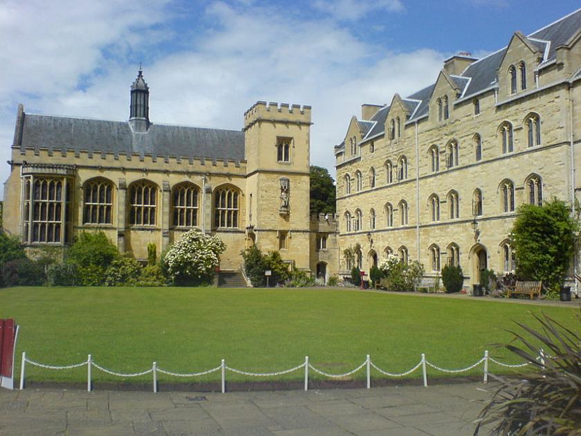 Pembroke College der Universität Oxford. (Bild: http://commons.wikimedia.org/wiki/File:Pembroke_Chapel_Quad.JPG)