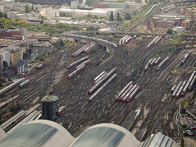 Luftbild der vielen Gleise, die in den Hauptbahnhof von Frankfurt am Main eingehen. 