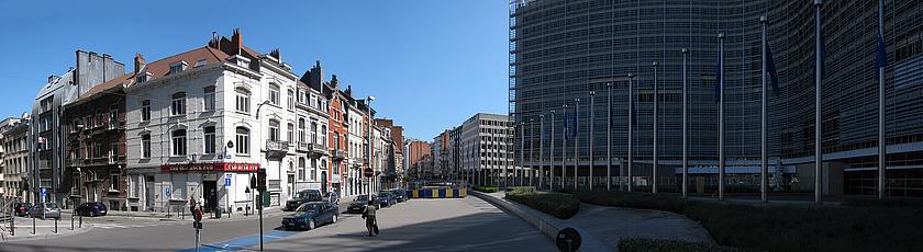 Die EU-Kommission in Brüssel an einer Straße, gegenüber von einem Pub.