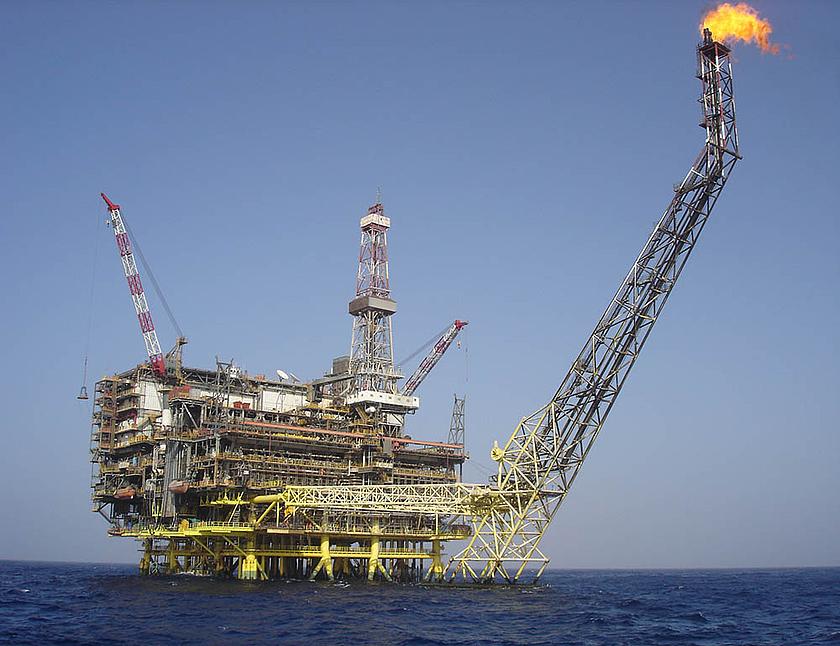 Der Bund hat einen Teil der Versorgungsrücklagen für Beamte auch in den italienischen Erdölkonzern ENI investiert, der mit der Ölplattform „Oil Bouri DP4“ die größte Plattform im Mittelmeer betreibt. (Foto: Cipiota, wikimedia commons, CC BY-SA 3