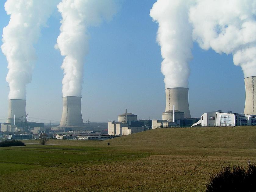 4 Schornsteine eines Kernkraftwerks, aus denen Wasserdampf aufsteigt