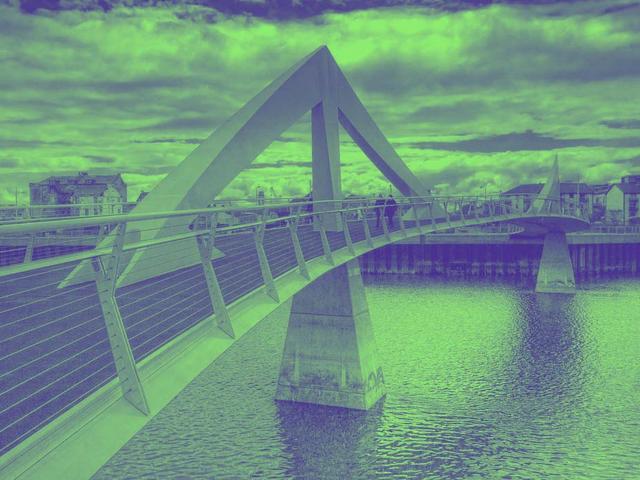 Brücke in Glasgow in Farben der COP26 