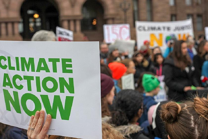 Plakat  mit Aufschrift "Climate Action now" auf einer Demo von Fridays for Future