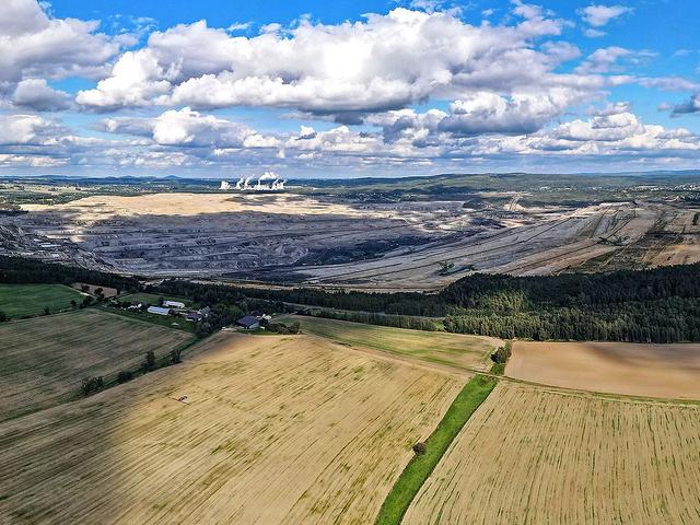 Luftaufnahme einer Landschaft mit großem Loch (einem Braunkohletagebau)