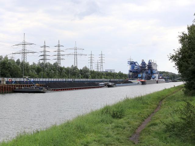Schiffe auf dem Dortmund-Ems-Kanal an der Anlegestelle für das Kohlekraftwerk Datteln IV