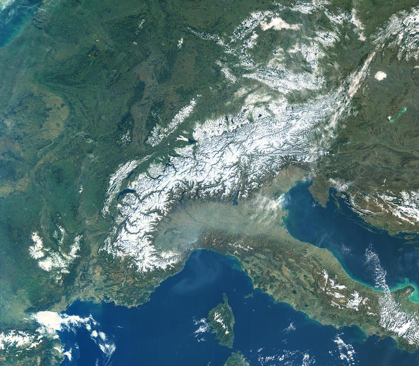 Satellitenbild von Bergen und einer Landschaft davor, die grau verschleiert ist.