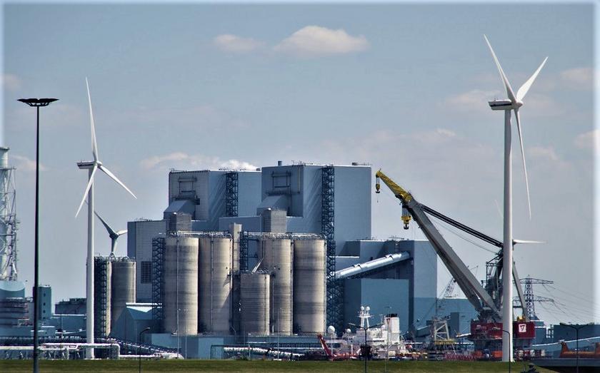 Industrieanlage mit Windenergieanlagen im Vordergrund