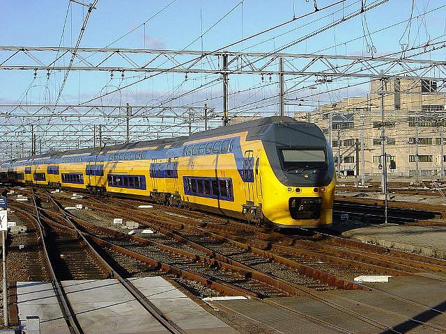 Bald nur noch mit Windenergie: Doppelstock-Triebzug vom Typ VIRM bei der Einfahrt in den Bahnhof von Utrecht (Foto: © Markv aus nl / wikimedia.commons CC BY-SA 3.0)