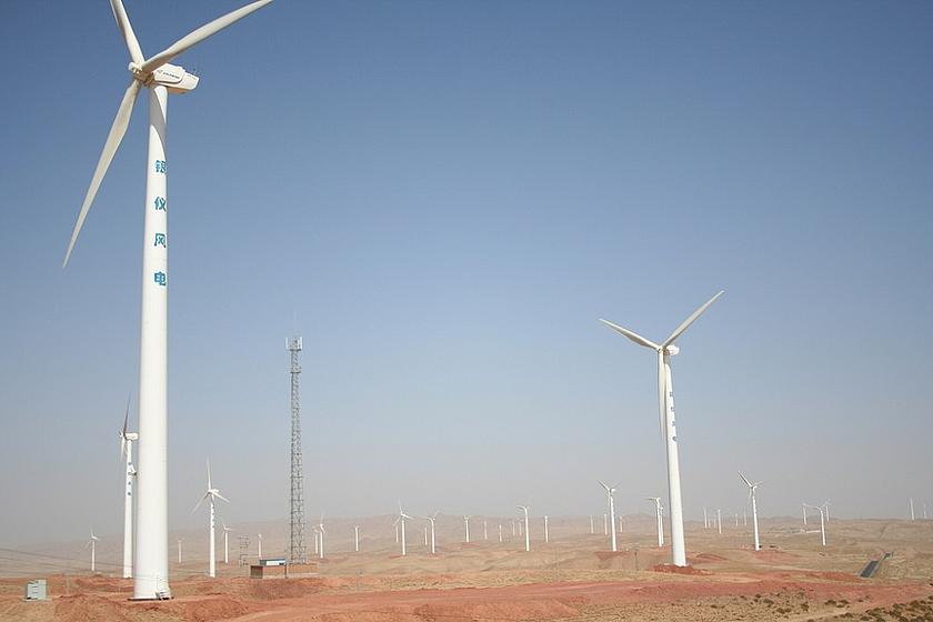 Der Ningxia Yinyi Windpark im Norden Chinas besitzt eine Leistung von 49,5 Megawatt und besteht aus 66 Windrädern. Das Investitionsvolumen für Erneuerbare Energien steigt in China seit Jahren stetig an, scheint jedoch 2016 erstmals seit vielen Jahren wi