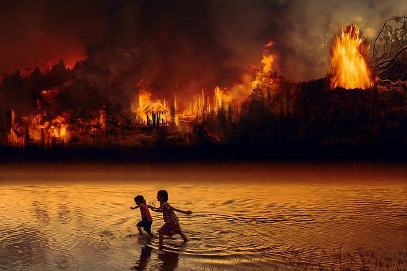 Zwei Kinder fliehen vor einem Waldbrand im Amazonas-Regenwald