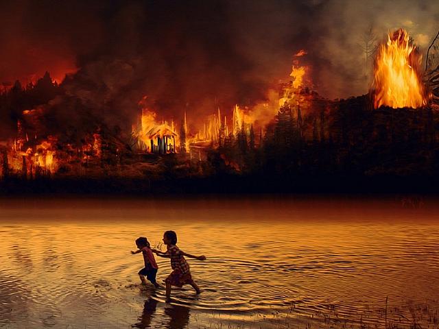 Zwei Kinder fliehen vor brennendem Regenwald 