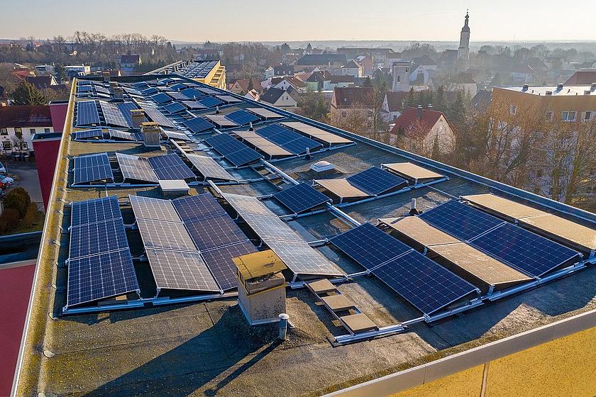 Photovoltaik-Anlagen auf den Dächern von Mehrfamilienhäusern 