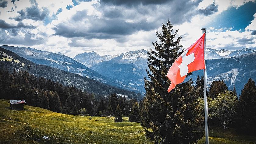 Schweizer Flagge in einer Berglandschaft