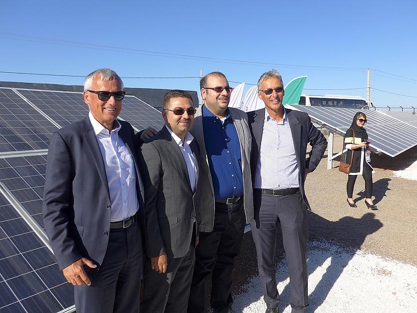 Günther Grabner (PV Invest), Mohammad Ali Pouramiri (Mehrabad Renewable Energy), Seyed Mehdi Mohaghegh (KPV Solar Iran), Gerhard Rabensteiner (KPV Solar) bei der Einweihung des 1,2 MW Solarparks in Rafsanjan/Iran. (Foto: H.C. Neidlein)