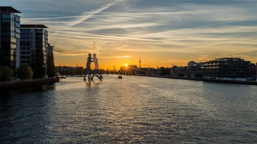 Blick über die Spree von der Elsenbrücke in Richtung Oberbaumbrücke in Berlin bei Sonnenuntergang