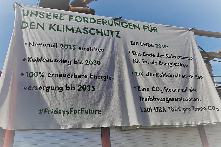 Plakat mit Forderungen der Munich for Future: Gemeinsame Demonstration von Fridays for Future, Parents for Future und Scientists for Future am 21. Juli 2019 in München