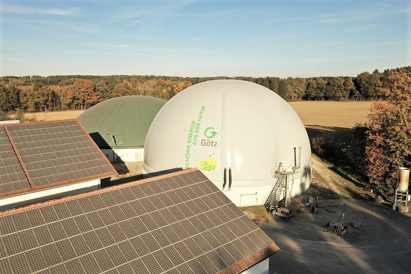 Biogasanlage neben landwirtschaftlichen Hallen mit Solardächern