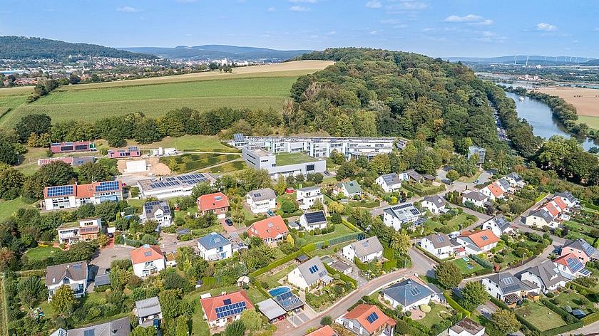 Solarsiedlung mit 70 Niedrigenergie-Häusern am Südhang des Ohrbergs bei Hameln,