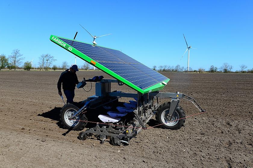 Der dänische Roboter „Farmdroid“ kann selbstfahrend Rüben, Raps oder Rote Bete säen und hacken. Betrieben wird er mit Solarstrom