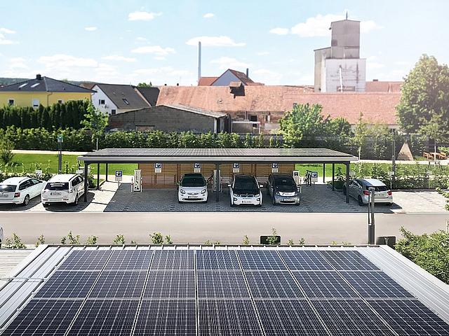 Solaranlage mit Ladestationen für Elektroautos von Naturstrom.