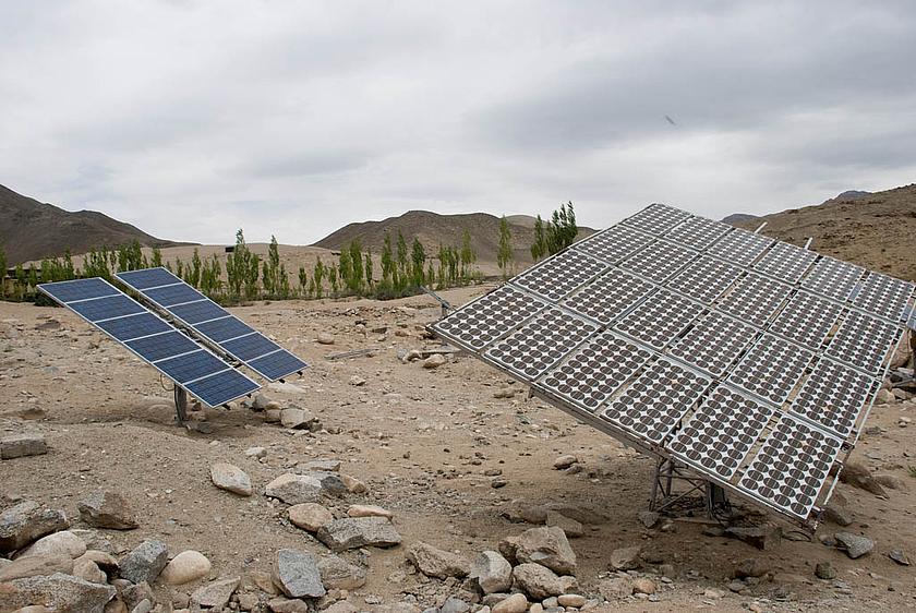 Solarpanele sind besonders in abgelegenen Regionen für die Menschen von großer Bedeutung. Sie benötigen sie, um Wasserpumpen zu betreiben und abends Licht zu erzeugen. In vielen Bergregionen, wie hier in Kaschmir, sind die Energienetze nur unzureichend