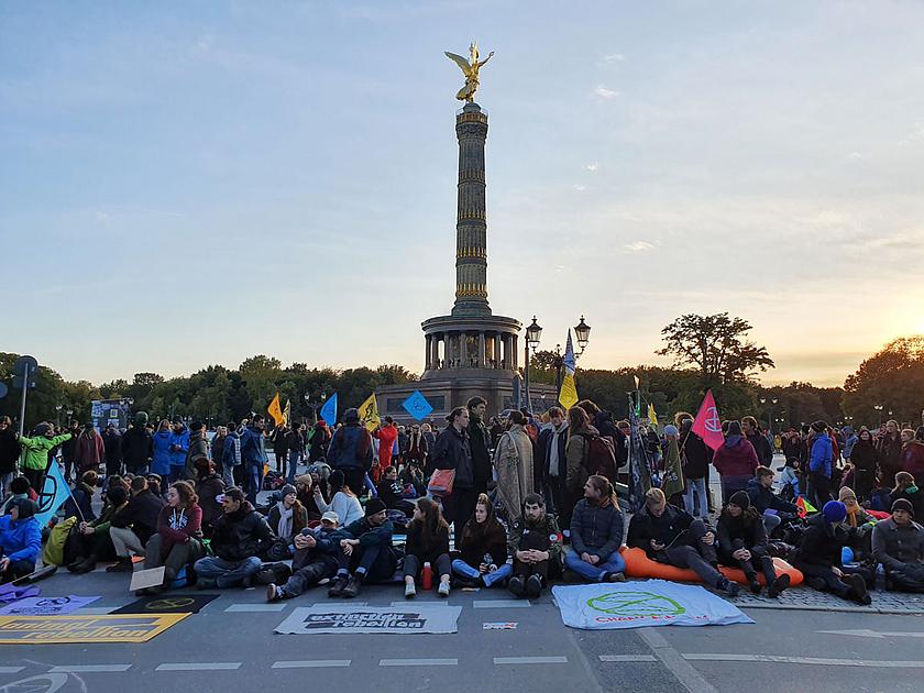 Klimaaktivisten von Extinction Rebellion blockieren den Großen Stern rund um die Berliner Siegessäule.