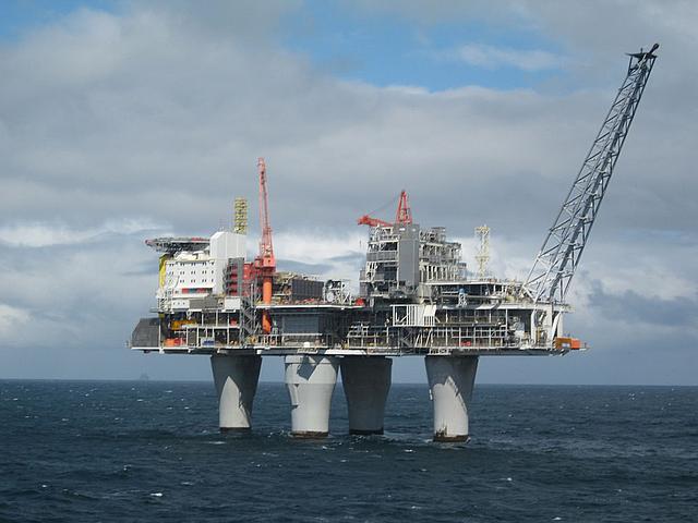 Das wohl bekannteste Öl- und Gasfeld in der Nordsee ist leergefördert, nun müssen die riesigen Brent-Anlagen entsorgt werden. (Foto: Swinsto101, CC BY-SA 3.0, https://commons.wikimedia.org/wiki/File:Troll_A_Platform.jpg)