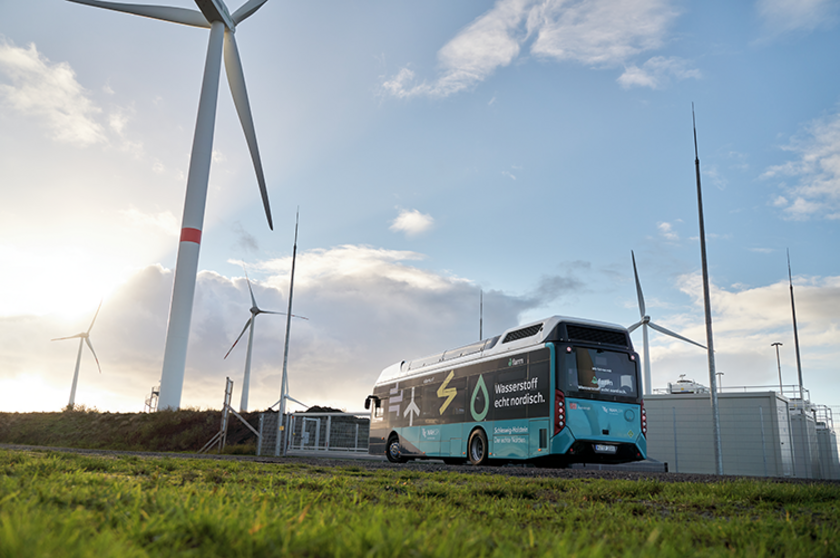 Brennstoffzellenbus und Windräder
