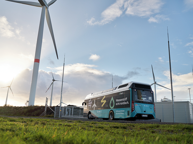 Brennstoffzellenbus und Windräder