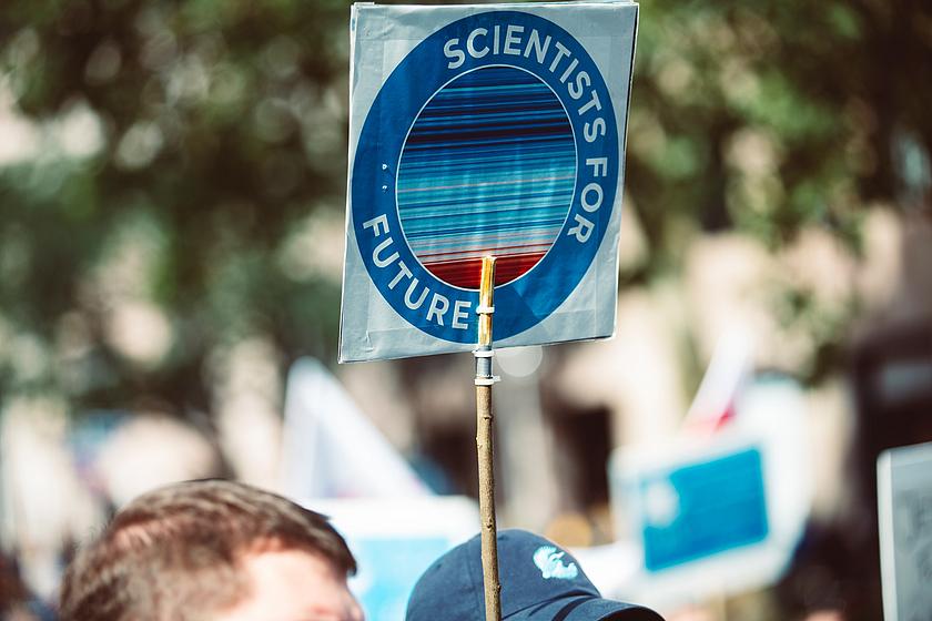 Schild bei Demo mit Aufschrift Scientists for Future