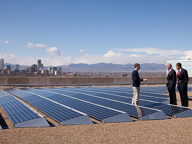Auch US-Präsident Barack Obama und sein Vize Joe Biden interessieren sich für Solarenergie. Hier besichtigen sie die Solaranlage auf dem Gebäude des Denver Museum of Nature and Science in Denver, Colorado (Foto: The White House)
