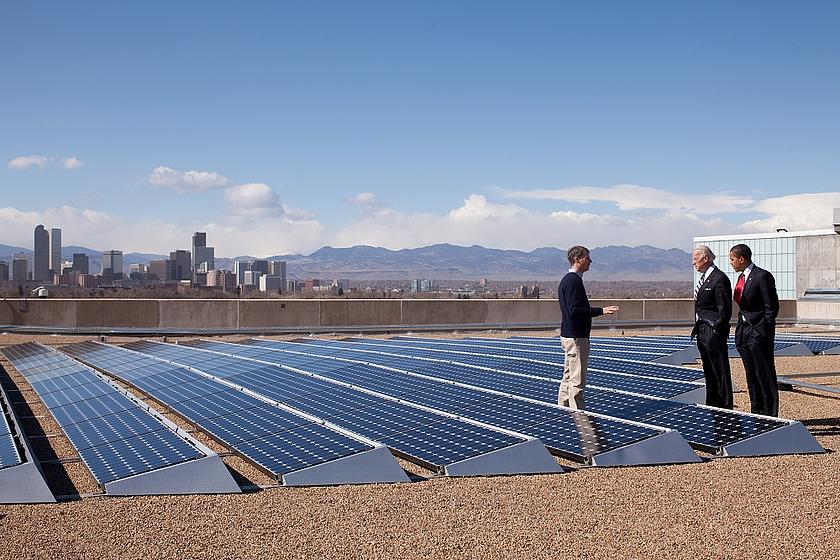 Auch US-Präsident Barack Obama und sein Vize Joe Biden interessieren sich für Solarenergie. Hier besichtigen sie die Solaranlage auf dem Gebäude des Denver Museum of Nature and Science in Denver, Colorado (Foto: The White House)
