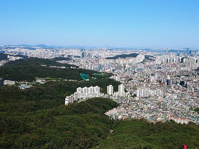 Mit „Solar City Seoul“ wird der Ausbau der Solarenergie in der Stadt in den nächsten Jahren massiv unterstützt. Bis 2022 soll ein Zubau von rund 1.000 Megawatt realisiert werden. (Foto: <a href="https://pixabay.com/de/gwanak-berg-korea-seoul-2884925" target="_blank">jg991004 / pixabay.com</a>, CC0 Creative Commons)