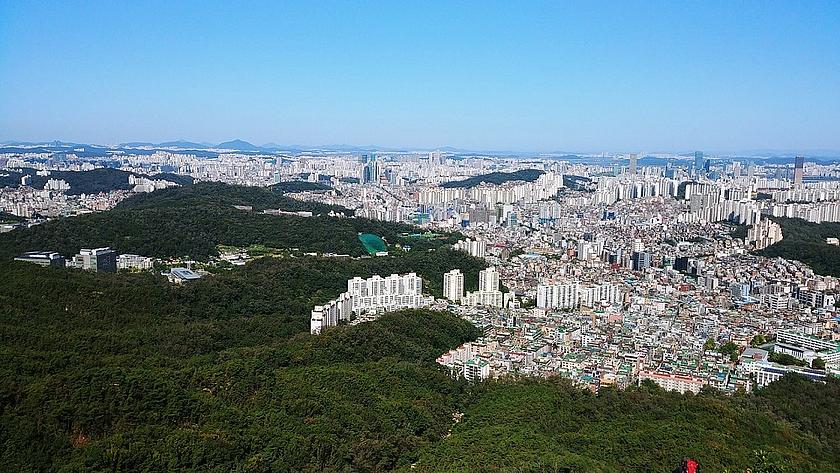 Mit „Solar City Seoul“ wird der Ausbau der Solarenergie in der Stadt in den nächsten Jahren massiv unterstützt. Bis 2022 soll ein Zubau von rund 1.000 Megawatt realisiert werden. (Foto: <a href="https://pixabay.com/de/gwanak-berg-korea-seoul-2884925" target="_blank">jg991004 / pixabay.com</a>, CC0 Creative Commons)