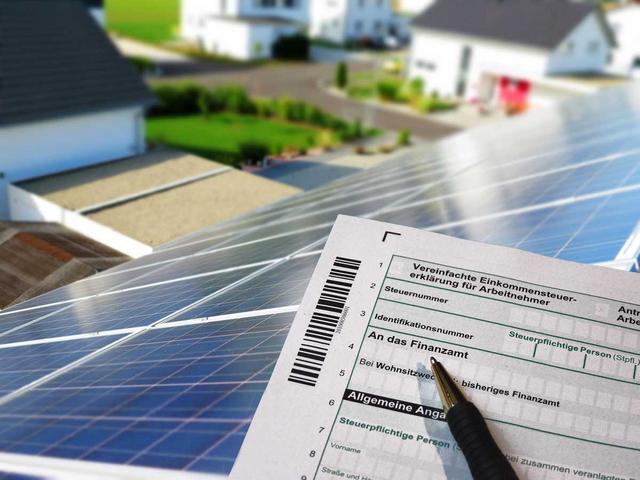 Bildmontage Solaranlage und Steuerformular